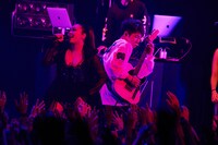 背中あわせでパフォーマンスするちゃんみな（左）、MIYAVI（右）。（Photo by Yusuke Okada）