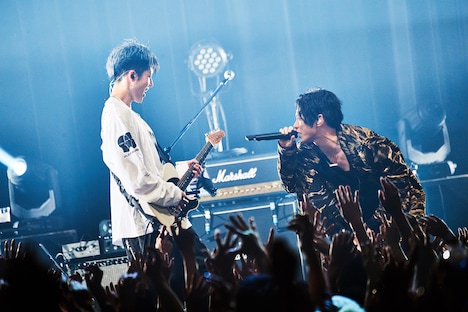 向かい合ってパフォーマンスするMIYAVI（左）とSKY-HI（右）。（Photo by Yusuke Okada）