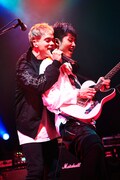MIYAVI（右）を後ろから抱きしめるMasato（左）。（Photo by Yusuke Okada）