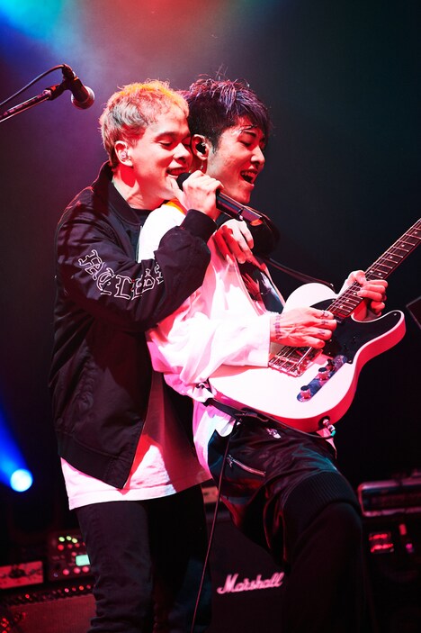 MIYAVI（右）を後ろから抱きしめるMasato（左）。（Photo by Yusuke Okada）