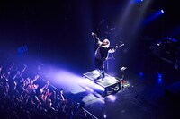 ステージに登場し手を広げるMIYAVI。（Photo by Yusuke Okada）