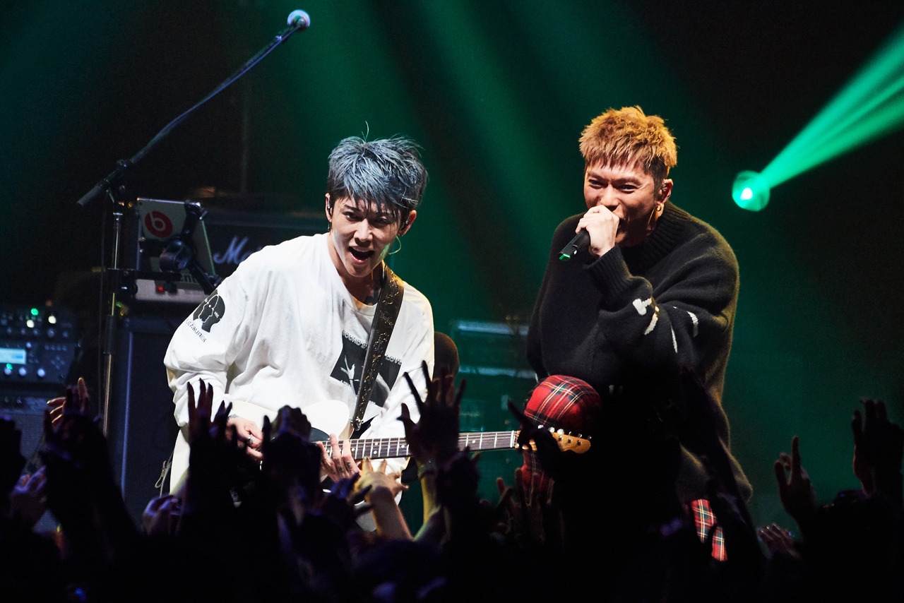 ステージ前方に乗り出すMIYAVI（左）、EXILE SHOKICHI（右）。（Photo by Yusuke Okada）