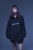 「SILENT NOISE」限定パーカー着用イメージ