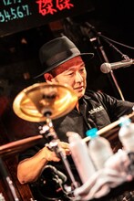 坂詰克彦（Dr）（撮影：渡邉一生 / SLOT PHOTOGRAPHIC）