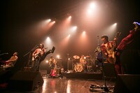 爆弾ジョニー「SUPER BAKUDANIUS」の様子。（撮影：新保勇樹）