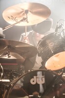 ZAX（Dr）（Photo by Daisuke Ishizaka[Hatos]）