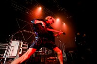 あきらかにあきら（B, Cho）（Photo y Viola Kam（V'z Twinkle Photography））