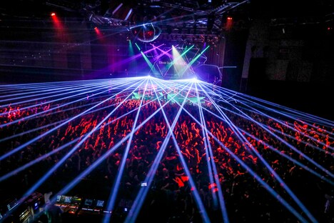 THE ORAL CIGARETTES「唇ワンマン2017 AUTUMN『Diver In the BLACK Tour』」東京・新木場STUDIO COAST公演の様子。（Photo y Viola Kam（V'z Twinkle Photography））