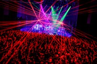 THE ORAL CIGARETTES「唇ワンマン2017 AUTUMN『Diver In the BLACK Tour』」東京・新木場STUDIO COAST公演の様子。（Photo y Viola Kam（V'z Twinkle Photography））