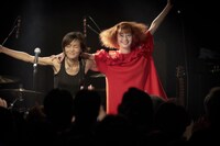 左から三上ちさこ、奥が新津由衣。 （Photo by Ikeya Tomohide）