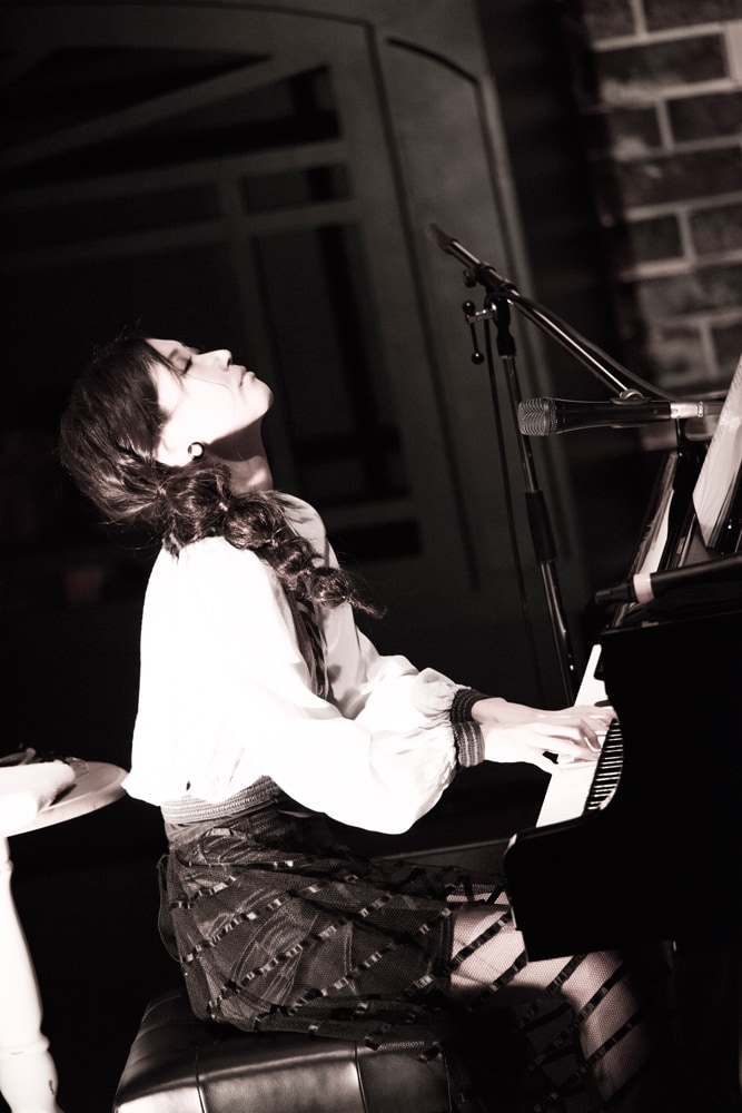大塚愛、初のピアノ弾き語りスタジオライブCD＆15周年は日比谷野音で