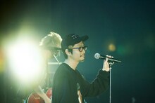 手前から渡辺淳之介、松隈ケンタ。（写真提供：WACK）