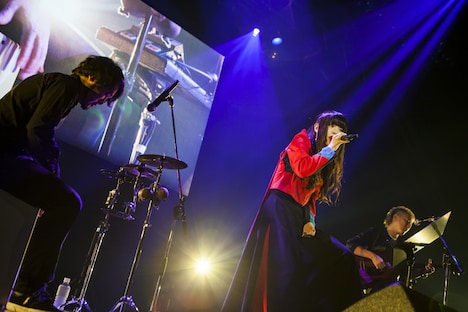 左から吉岡紘希、アイナ・ジ・エンド、松隈ケンタ。（写真提供：WACK）