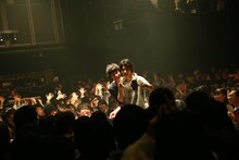 フロアの真ん中で記念撮影をするさくらしめじ。（撮影：ハヤシサトル）