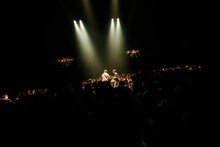 フロアの真ん中で演奏するさくらしめじ。（撮影：ハヤシサトル）