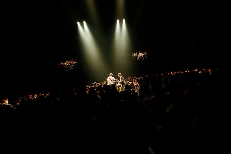 フロアの真ん中で演奏するさくらしめじ。（撮影：ハヤシサトル）