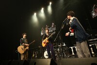 さくらしめじと伊藤一朗（中央）。（撮影：ハヤシサトル）