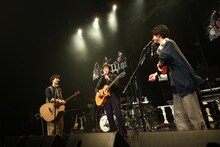 さくらしめじと伊藤一朗（中央）。（撮影：ハヤシサトル）