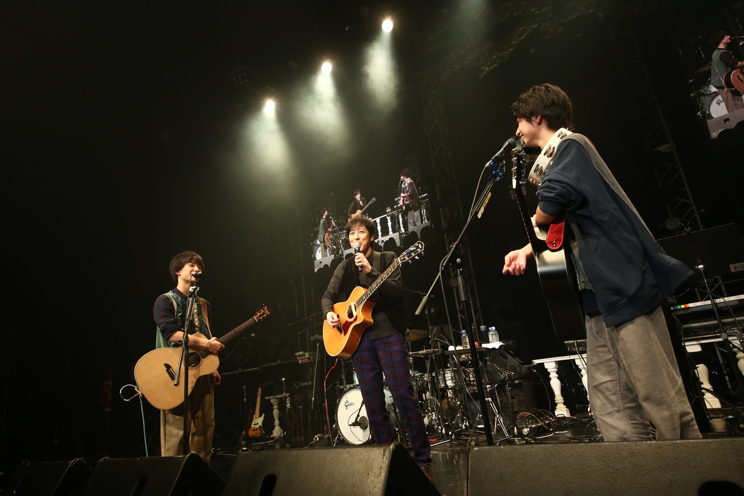 さくらしめじと伊藤一朗（中央）。（撮影：ハヤシサトル）