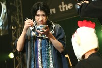 卵かけごはんを食べる高田彪我。（撮影：ハヤシサトル）