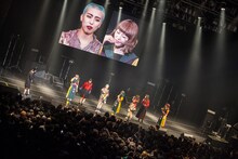 カミヤサキ（BiS）とアヤ・エイトプリンス（GANG PARADE）のレンタルトレード終了発表時の様子。（写真提供：WACK）