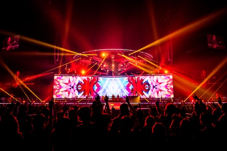 GLAY「GLAY ARENA TOUR 2017 "SUMMERDELICS"」埼玉・さいたまスーパーアリーナ公演の様子。