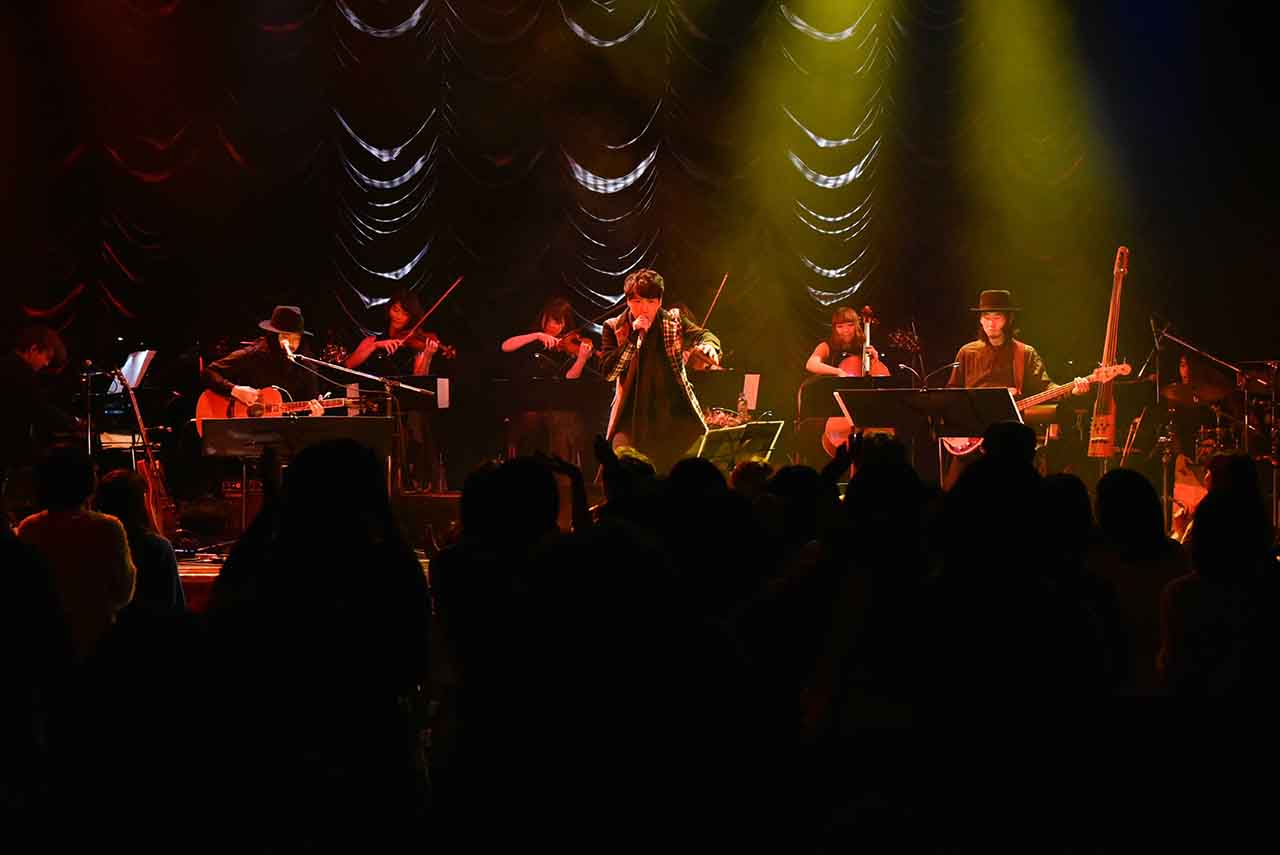 近藤晃央「近藤晃央 ONE MAN TOUR『damp sigh is sign』」東京・東京キネマ倶楽部公演の様子。（写真提供：アリオラジャパン）