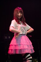 2017年12月に行われた2ndワンマンライブ「DANCE DANCE ROMANCE: PART I」出演時のレナ。（写真提供：ポニーキャニオン）