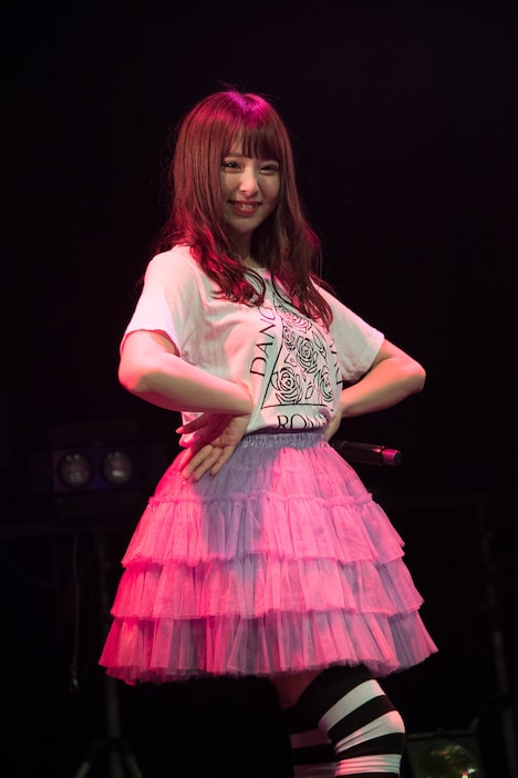 2017年12月に行われた2ndワンマンライブ「DANCE DANCE ROMANCE: PART I」出演時のレナ。（写真提供：ポニーキャニオン）