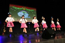 クリスマスソングメドレーを歌う3B juniorのメンバー。左から小島はな、市川優月、愛来、森青葉、大平ひかる、播磨怜奈。（撮影：笹森健一）