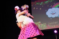 ハグする雨宮かのん（左）と葉月智子（右）。（撮影：笹森健一）