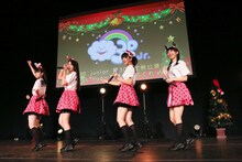 「スパイス少女」を披露する奥澤村。（撮影：笹森健一）