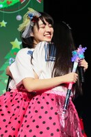 ハグする雨宮かのん（左）と奥澤レイナ（右）。（撮影：笹森健一）