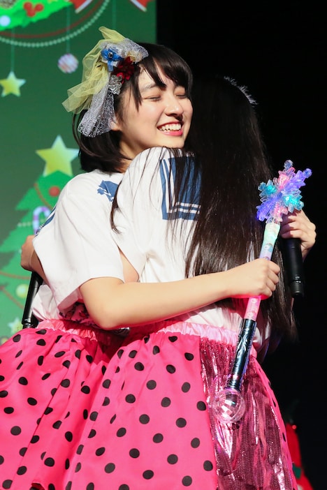 ハグする雨宮かのん（左）と奥澤レイナ（右）。（撮影：笹森健一）