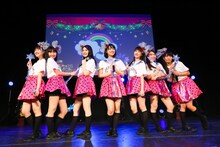 ももいろクローバーZ「今宵、ライブの下で」を披露したはちみつロケット（撮影：笹森健一）