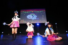 「雪だるまつくろう」を披露する鈴木萌花（左）、澪風（右）とオラフ役の斎藤夏鈴（中央）。（撮影：笹森健一）