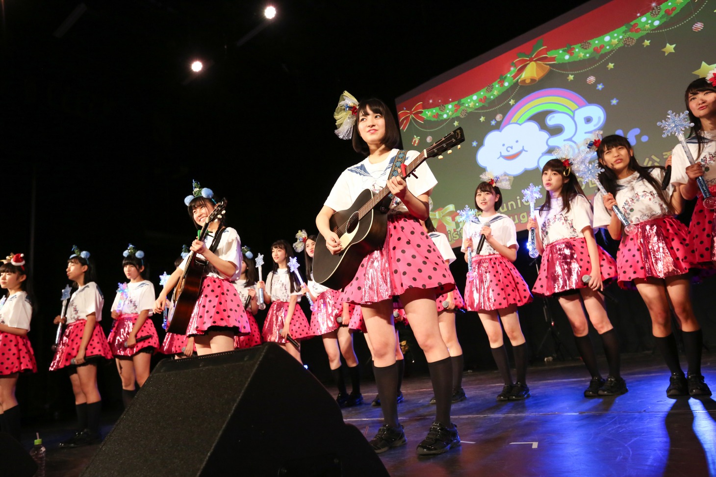 鈴木萌花（左）と雨宮かのん（右）によるアコースティックギターの演奏に合わせて「はじめてのチュウ」を歌う3B junior。（撮影：笹森健一）