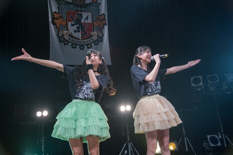 左からリーナ、ヒマワリ。（写真提供：ポニーキャニオン）