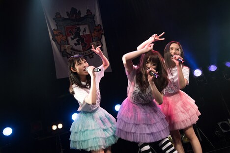 左からユーナ、レナ、アンナ。（写真提供：ポニーキャニオン）