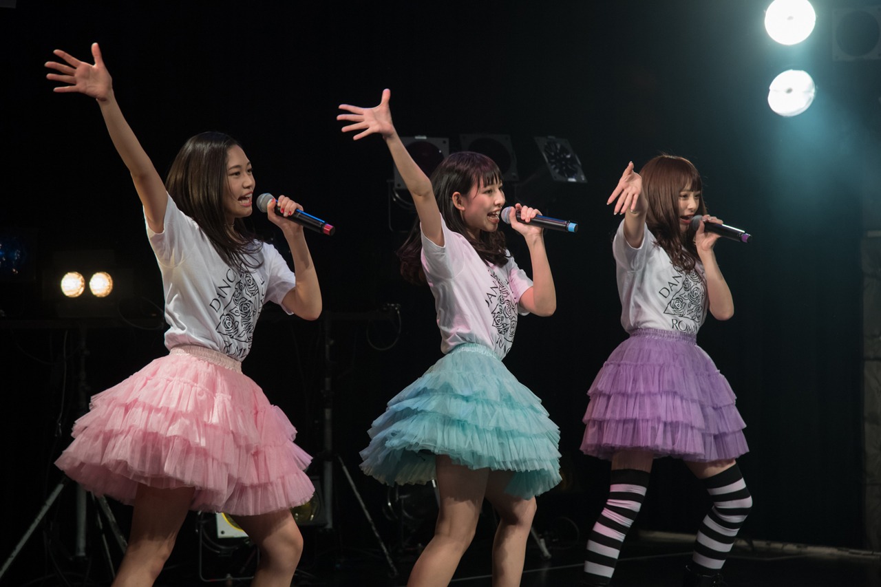 左からアンナ、ユーナ、レナ。（写真提供：ポニーキャニオン）