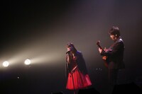 「チェインギャング」を歌う白間美瑠とギターを弾く押尾コータロー。(c)AKS