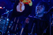 荒井智之（Dr, Cho / sumika）（撮影：西槇太一）