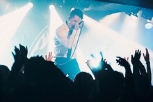 KEN LLOYD（Vo）（撮影：緒車寿一）