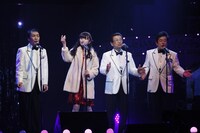 「抱いてやっちゃ桜木町」を歌う中井りかとロス・インディオス。(c)AKS