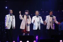 「抱いてやっちゃ桜木町」を歌う中井りかとロス・インディオス。(c)AKS