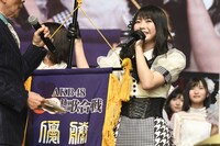 優勝旗を手に取る横山由依。(c)AKS