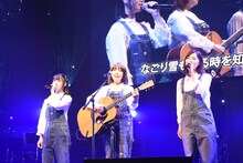 「なごり雪」を歌う小畑優奈、イルカ、松井珠理奈。(c)AKS