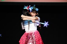 ハグする大平ひかる（奥）と奥澤レイナ（手前）。（撮影：笹森健一）