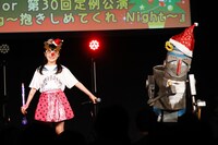 「アダムスキーじいさん」を披露するさくちゃんとじぃじ。（撮影：笹森健一）