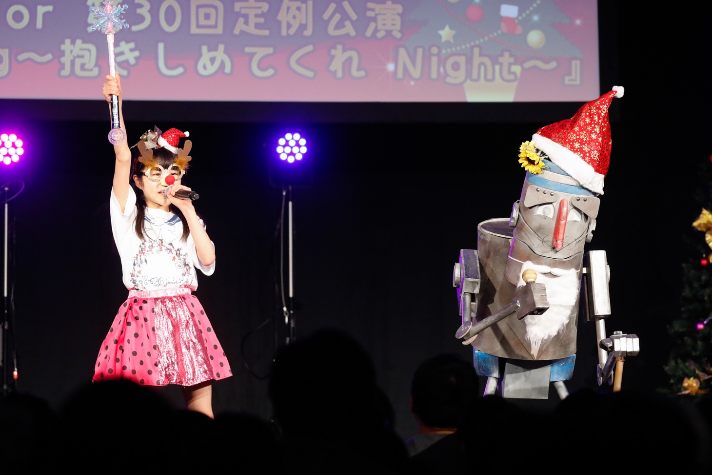 「アダムスキーじいさん」を披露するさくちゃんとじぃじ。（撮影：笹森健一）